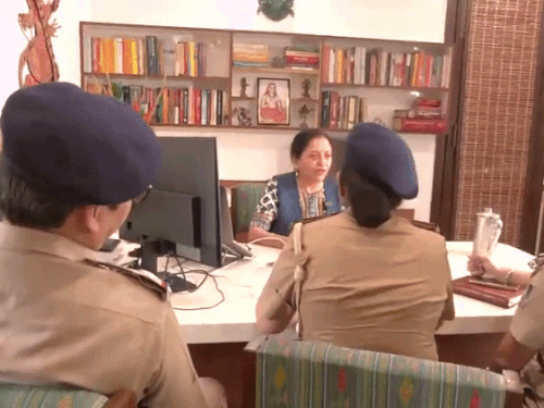 राइटर मधु किश्वर की चंडीगढ़ कोर्ट में याचिका:FIR कॉपी मांगी, 2 नोटिस के बाद नहीं हुईं पेश; वीडियो वाले दंपति ने की इन्वेस्टिगेशन ज्वाइन