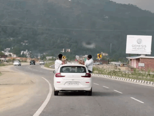 किरतपुर-मनाली फोरलेन पर पर्यटकों का हुड़दंग:चलती कार से बाहर निकलकर बीयर पीते दिखे युवक; वीडियो सोशल मीडिया पर वायरल