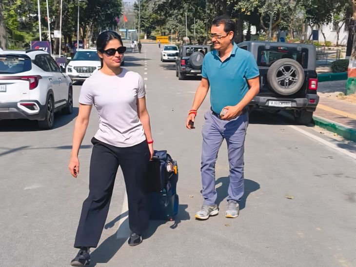 कोच के निधन का पता चलते मनु ने मैच रोका:पिस्टल छोड़ जमीन पर बैठीं; कल शाम फोन पर जसपाल ने कहा था- अब तबीयत में सुधार