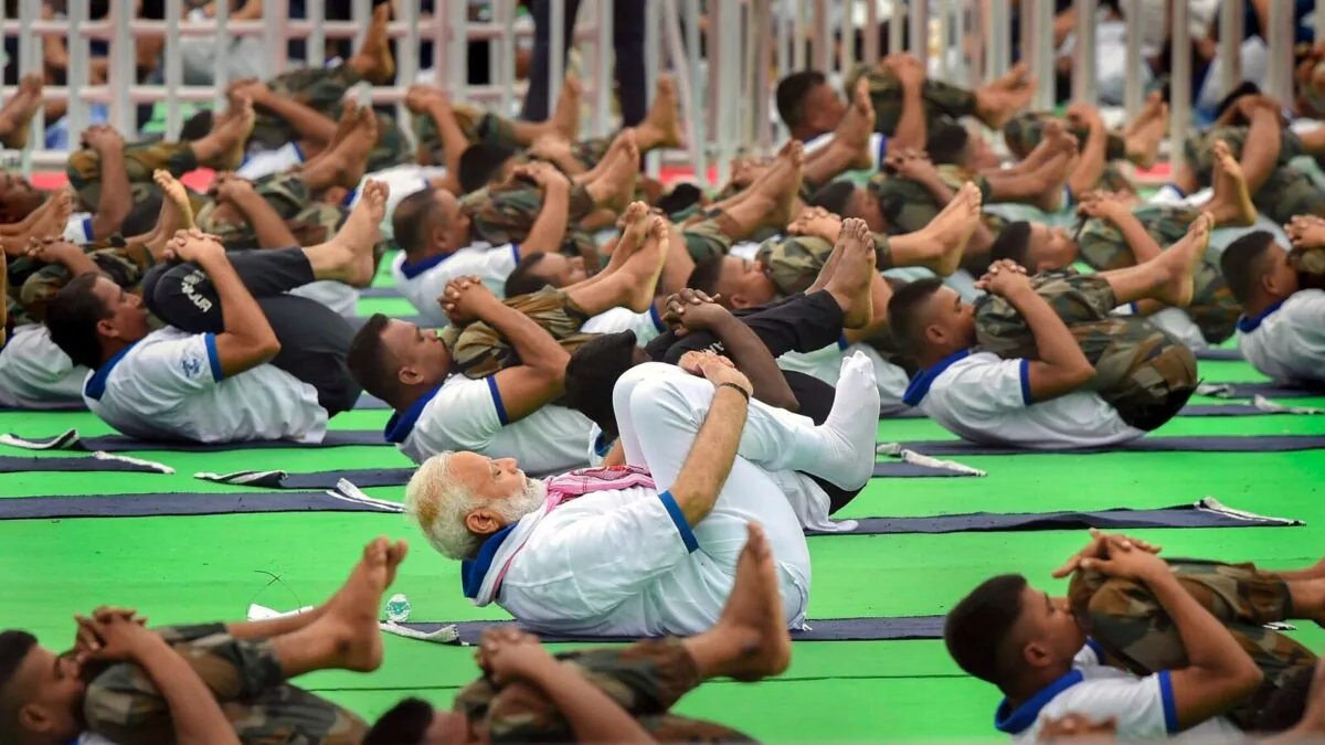 रेड रोड से गंगा घाट तक: पीएम मोदी का कोलकाता योग दिवस कार्यक्रम बंगाल की सांस्कृतिक पुनर्ब्रांडिंग का प्रतीक | भारत समाचार