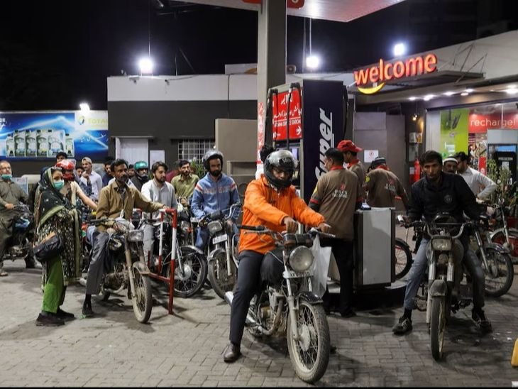 पाकिस्तान में पेट्रोल 4 और डीजल 2 रुपया सस्ता:पेट्रोल 373.78 और हाई-स्पीड डीजल 378.78 रुपया लीटर हुआ, कीमतें आज से लागू