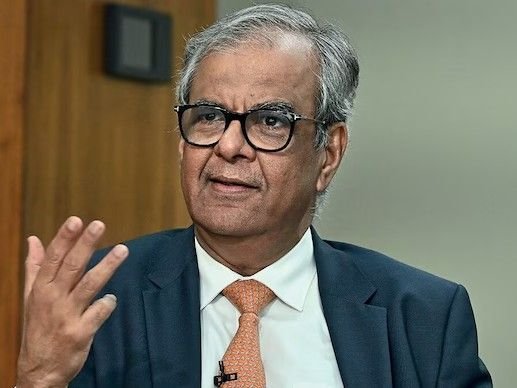 कोटक बैंक के MD-CEO का पद छोड़ेंगे अशोक वासवानी:दिसंबर 2026 के बाद दोबारा उनकी नियुक्ति नहीं होगी; बोर्ड ने नए CEO की तलाश शुरू की
