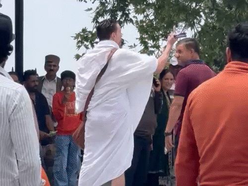 शिमला रिज पर अमेरिकी टूरिस्ट की अश्लील हरकतें:वायरल वीडियो पर हिरासत में लिया; सार्वजनिक स्थान पर उपद्रव और गाली-गलोच की
