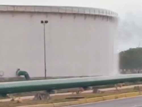 Venezuela Bhukamp | Oil Refinery Leakage Halts Ops, Airport & Metro Shut