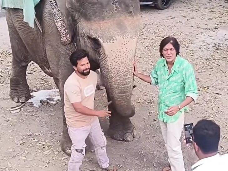 बॉलीवुड अभिनेता चंकी पांडे कॉर्बेट टाइगर रिजर्व पहुंचे:जंगल सफारी का उठाया लुत्फ, हाथी के साथ खिंचवाई तस्वीर