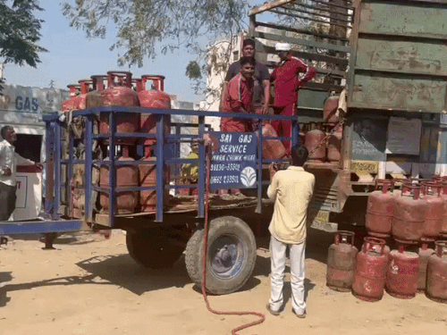 LPG Cylinder Subsidy Cut | 4 Cylinders Now, PMUY Price Hike News