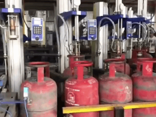 घरेलू LPG सिलेंडर ₹29 महंगा होने की खबर:3 महीने में दूसरी बार दाम बढ़े; दिल्ली में 14.2kg के सिलेंडर ₹942 में मिलेंगे