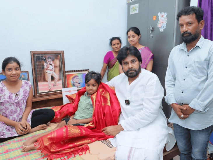 बीमार फैन से मिलकर रोए पवन कल्याण:इलाज के लिए 1 लाख रुपए भी दिए; मानहानि केस में कोर्ट ने पक्ष में दिया आदेश