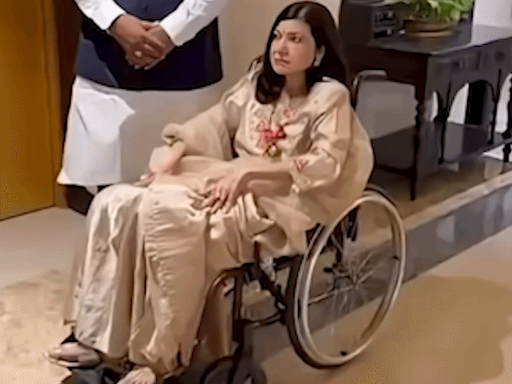 व्हीलचेयर में पद्म अवॉर्ड में पहुंची थीं सिंगर अल्का याग्निक:हेल्थ पर सवाल उठे तो दी सफाई, कहा- रिकवरी चल रही है, मैं थक गई थी