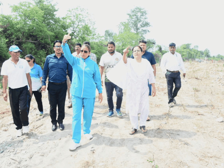 रेखा आर्या ने खेल विवि की जमीन का किया निरीक्षण:मिट्टी माथे से लगा हुईं भावुक; बोलीं- यह जमीन का टुकड़ा नहीं, हमारे खिलाड़ियों का तीर्थ
