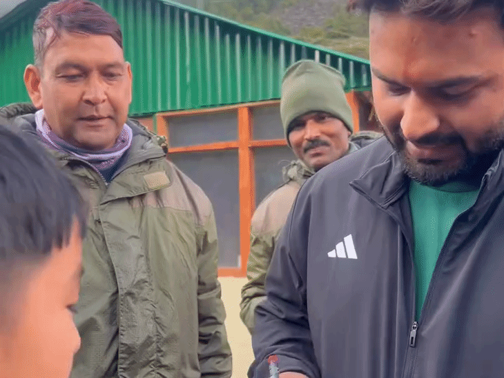 क्रिकेटर ऋषभ पंत ने किए आदि कैलाश के दर्शन:आईटीबीपी जवानों के साथ मिलकर बढ़ाया हौसला, स्थानीय लोगों और प्रशंसकों के साथ तस्वीरें खिंचवाईं