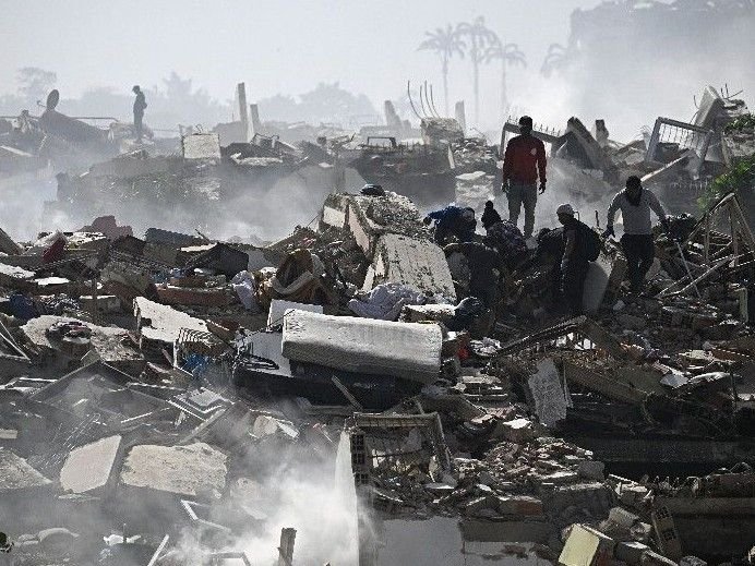 Venezuela Earthquake | 920 Dead & 3300 Injured; Locals Search Debris