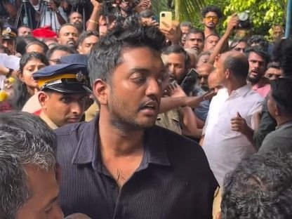 सलीम कुमार के अंतिम संस्कार में पैपराजी पर भड़के बेटे:बोले- हमें शांति से अंतिम विदाई देने दें; पीएम मोदी ने जताया दुख