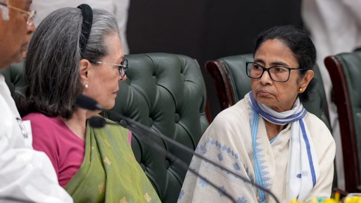 टीएमसी संकट के बीच भारत में गुटबाजी के बाद ममता बनर्जी ने सोनिया गांधी से मुलाकात की | भारत समाचार