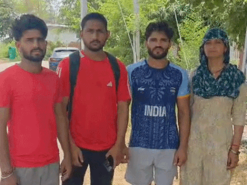 'कोमा से बाहर आया तो परिवार को नहीं पहचान पाया':रोहतक में रेसलर को केमिस्ट ने गलत इंजेक्शन लगाया, बोला- ओलिंपिक खेलने का सपना था