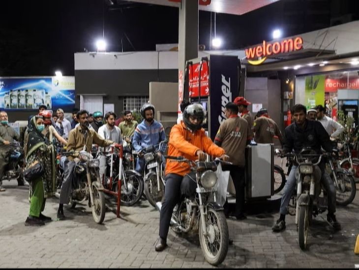 पाकिस्तान में पेट्रोल 35 पैसे सस्ता, डीजल 5.71 रुपया महंगा:पेट्रोल 315.80 और डीजल 360.06 रुपया लीटर मिल रहा, नई कीमतें 21 जुलाई से लागू