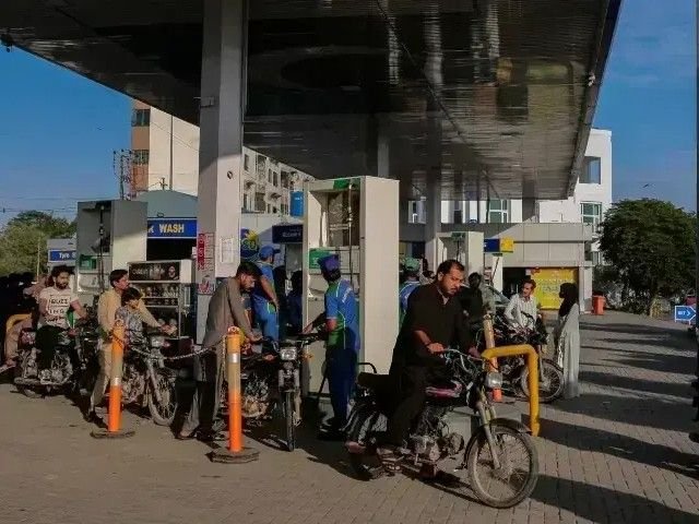पाकिस्तान में पेट्रोल 5.44 और डीजल 31.05 रुपया महंगा:पेट्रोल 316.15 और हाई-स्पीड डीजल 354.35 रुपया लीटर मिल रहा, नई कीमतें 18 जुलाई से लागू