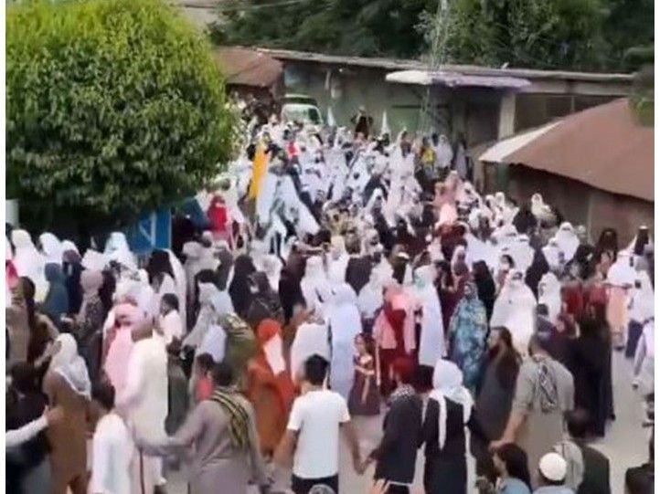 PoK में पाकिस्तानी फोर्स ने लोगों पर गोलियां चलाईं:पाकिस्तान सरकार के खिलाफ 40 हजार प्रदर्शनकारी जुटे थे; कई लोग घायल