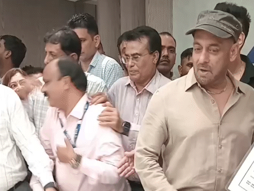 मुंबई इवेंट में दुबले नजर आए सलमान खान:उतरा चेहरा, थकी आंखों के साथ दिखे एक्टर; फैंस ने सेहत को लेकर जताई चिंता