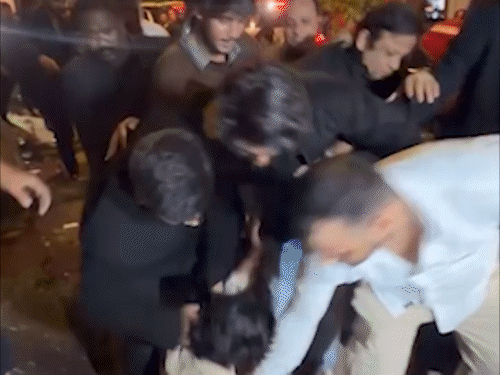 राघव जुयाल की बर्थडे पार्टी में पहुंचे आर्यन खान:सेल्फी लेने के चक्कर में फैन गिरा, शाहरुख के बेटे ने तुरंत बढ़कर की मदद