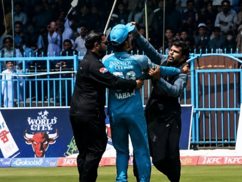 Afghanistan Cricket Fan Grabs Gurbazs Cap