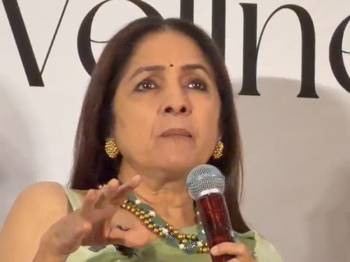 'बेटी पढ़ाने से पहले दादा-दादी और नाना-नानी को पढ़ाना पड़ेगा':एक्ट्रेस नीना गुप्ता बोलीं- लड़कियों की जिंदगी नहीं बदली, 98% घरों में आज भी घूंघट