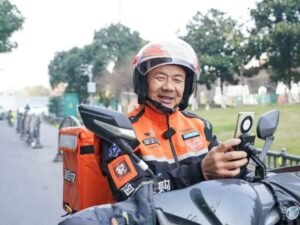 चीन में फूड डिलीवरी ब्वॉय को सबसे बड़ा साहित्यिक सम्मान:खाना पहुंचाते समय लिखी कई कविताएं; 14 साल में पढ़ाई छूट गई थी
