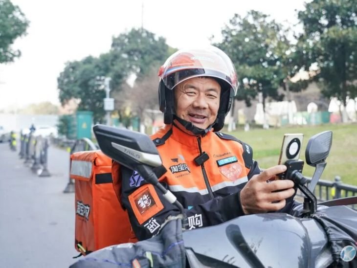 चीन में फूड डिलीवरी ब्वॉय को सबसे बड़ा साहित्यिक सम्मान:खाना पहुंचाते समय लिखी कई कविताएं; 14 साल में पढ़ाई छूट गई थी