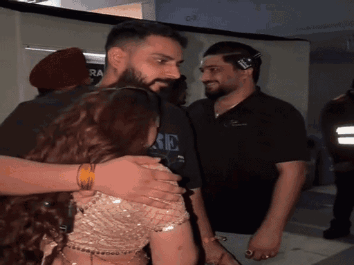 धुरंधर फेम सिंगर मंगेतर को गले लगाकर रोईं:टीम ने संभाला, जैस्मीन का शेखर के साथ बैकस्टेज VIDEO सामने आया