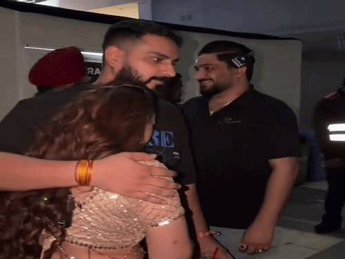 सिंगर जैस्मीन सैंडलस का मंगेतर का बैकस्टेज VIDEO सामने आया:शेखर चौधरी को गले लगाकर रोईं, टीम मेंबर्स ने संभाला; गुरुग्राम लाइव कॉन्सर्ट में सबसे इंट्रोड्यूस कराया था