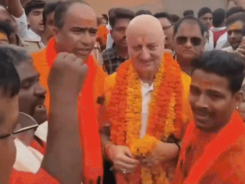 राम मंदिर चोरी का बचाव कर ट्रोल हुए अनुपम खेर:कहा- मुगलों ने मंदिरों में रेप किए, उनकी लूट के सामने ये मामूली चीज