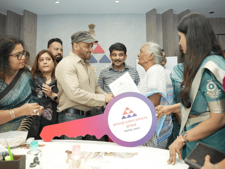 स्लम रिहैबिलिटेशन अथॉरिटी के ऑफिस पहुंचे सलमान खान:बुजुर्गों को चाबियां दीं, हाथ मिलाया, फिल्म मातृभूमि से जुड़ा सवाल करने से इनकार