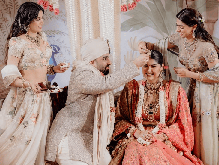अंशुला कपूर की हुई रोहन ठक्कर से शादी:सौतेली बहनों जान्हवी-खुशी ने निभाईं रस्में, मंडप के पास रखी दिवंगत मां की तस्वीर, अर्जुन कपूर हुए भावुक