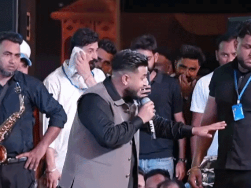 पंजाबी सिंगर खान साब भड़के, बोले- डंडों से ही मानोगे:बापू लाल बादशाह मेले में पहुंचे, खड़े होकर हूटिंग पर गाना रोका, कहा- हार्टअटैक हो जाएगा