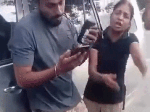 मलेशिया में पंजाबी लड़की पाकिस्तानी युवक साथ पकड़ी, थप्पड़ जड़े-VIDEO:मोगा के युवकों ने घेरा, रोड पर जोर-जोर से रोने लगी, बोली-मेरे परिवार को सब पता