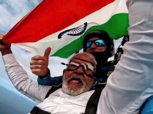 80 वर्षीय बुजुर्ग की 18 हजार फीट से स्काई डाइविंग,VIDEO:ऑस्ट्रेलिया में हाथों में तिरंगा लेकर कूदे; बोले- हम हरियाणवी, किसी से नी डरते