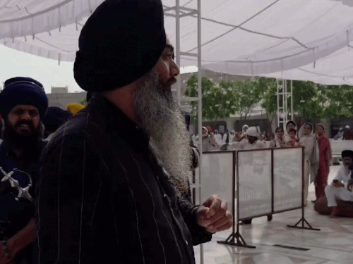 गोल्डन टेंपल में निक्कर पहनकर पहुंचे विदेशी कपल को रोका,VIDEO:माथा टेकने जा रहे थे, सिख ने कहा- एंट्री फ्री, पहले पूरे कपड़े पहनो