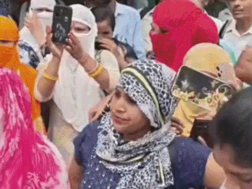 बॉलीवुड एक्ट्रेस सोनम कपूर के पति की कंपनी में प्रदर्शन,VIDEO:फरीदाबाद में कर्मचारियों ने काम छोड़ा, 20 परसेंट बोनस बहाली मांग; 6 हजार वर्करों की स्ट्रेंथ