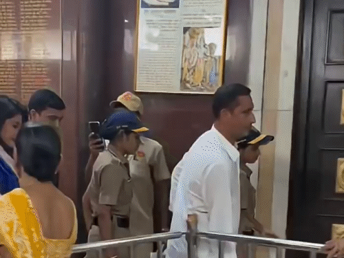 Priyanka Chopra Mumbai Visit | Siddhivinayak Temple Darshan With Malti