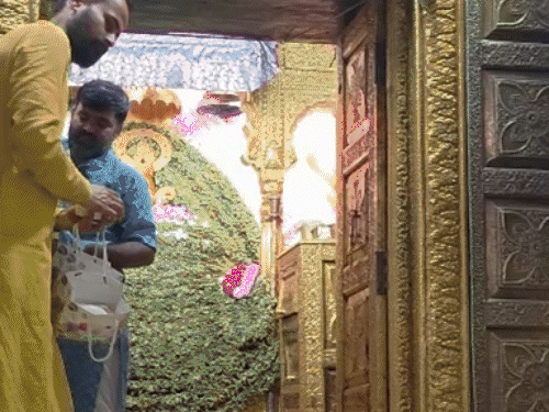 एक्टर गोविंदा की पत्नी सुनीता आहूजा पहुंचीं काले हनुमानजी मंदिर:आरती में हिस्सा लेकर काला धागा बंधवाया, परिवार की खुशहाली के लिए कर रहीं धार्मिक यात्रा