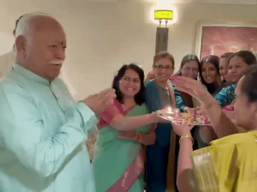 मोहन भागवत न्यूयॉर्क पहुंचे, तीन देशों के दौरे की शुरुआत:अमेरिका, कनाडा और ब्रिटेन जाएंगे; RSS के 100 साल पूरे होने पर कार्यक्रम में शामिल होंगे