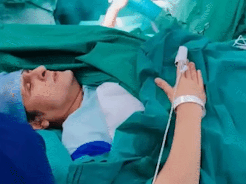 सर्जरी के दौरान सोनू निगम ने गाना गाया:हॉस्पिटल बेड से शेयर किया वीडियो, श्रेया घोषाल ने की जल्द रिकवरी की कामना