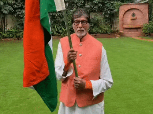 अमिताभ बच्चन ने स्वतंत्रता दिवस की शुभकामनाएं दी:हाथ में तिरंगा पकड़कर जोर से वंदे मातरम कहा