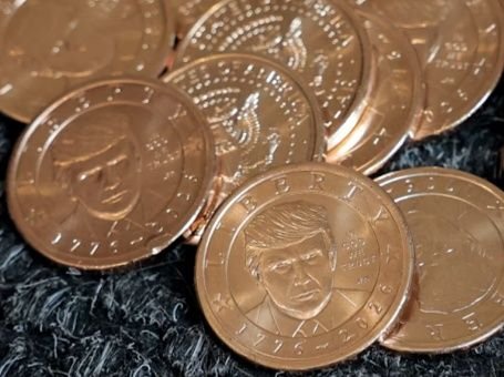 अमेरिका में $1 के सिक्के पर ट्रम्प की तस्वीर:250वीं वर्षगांठ पर जारी हुआ, बिक्री शुरू होने के कुछ घंटे बाद आउट ऑफ स्टॉक