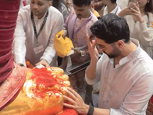 लालबागचा राजा के दरबार में पहुंचे आयुष्मान खुराना:संजय दत्त ने पत्नी मान्यता को तिलक लगाया; अंकिता लोखंडे ने बप्पा के चरणों में झुककर लिया आशीर्वाद