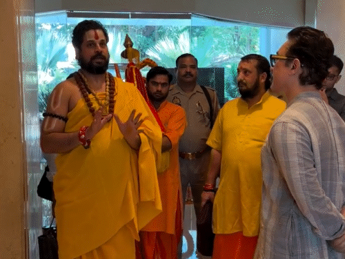 जगद्गुरु सतीशाचार्य महाराज से आमिर खान मिले:दोनों ने बातचीत भी की, मुलाकात के बाद महाभारत प्रोजेक्ट चर्चा में आया