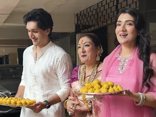 सुनीता आहूजा के घर गणपति बप्पा का सेलिब्रेशन:बेटे यशवर्धन-बेटी टीना के साथ की पूजा, पति गोविंदा नजर नहीं आए