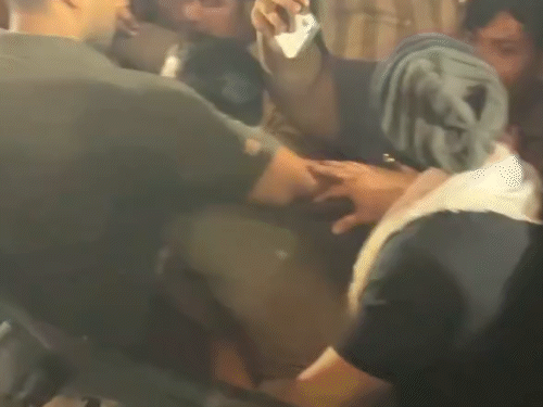 बच्चे को सलमान के बॉडीगार्ड से लगा धक्का:एक्टर ने देखा तो बच्चे से मिलाया हाथ; बप्पा के दर्शन करने पहुंचे थे सलमान