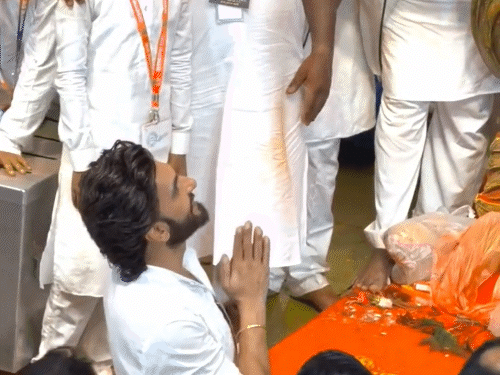 रणवीर ने लिया 1000 बेटियों की पढ़ाई का संकल्प:लालबागचा राजा पहुंचे थे; बोले- आशा है, इससे बप्पा प्रसन्न होंगे
