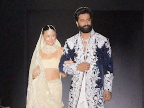 आलिया भट्ट-विक्की कौशल ने साथ में किया रैंप वॉक:मनीष मल्होत्रा के शो में बने शोस्टॉपर, देखें तस्वीरें